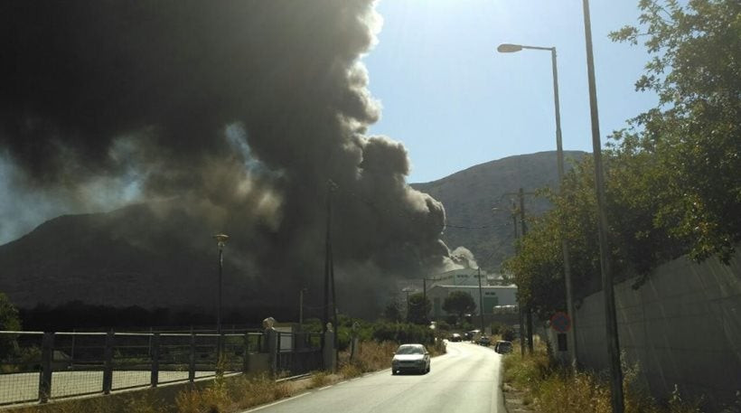 Κρήτη: Κάηκε ολοσχερώς το εργοστάσιο στρωμάτων στην Τύλισο (βίντεο)